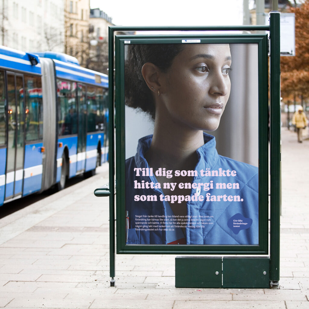 Bilboard at a bus station showing LäkarLeasing's campaign "Ett litet steg."