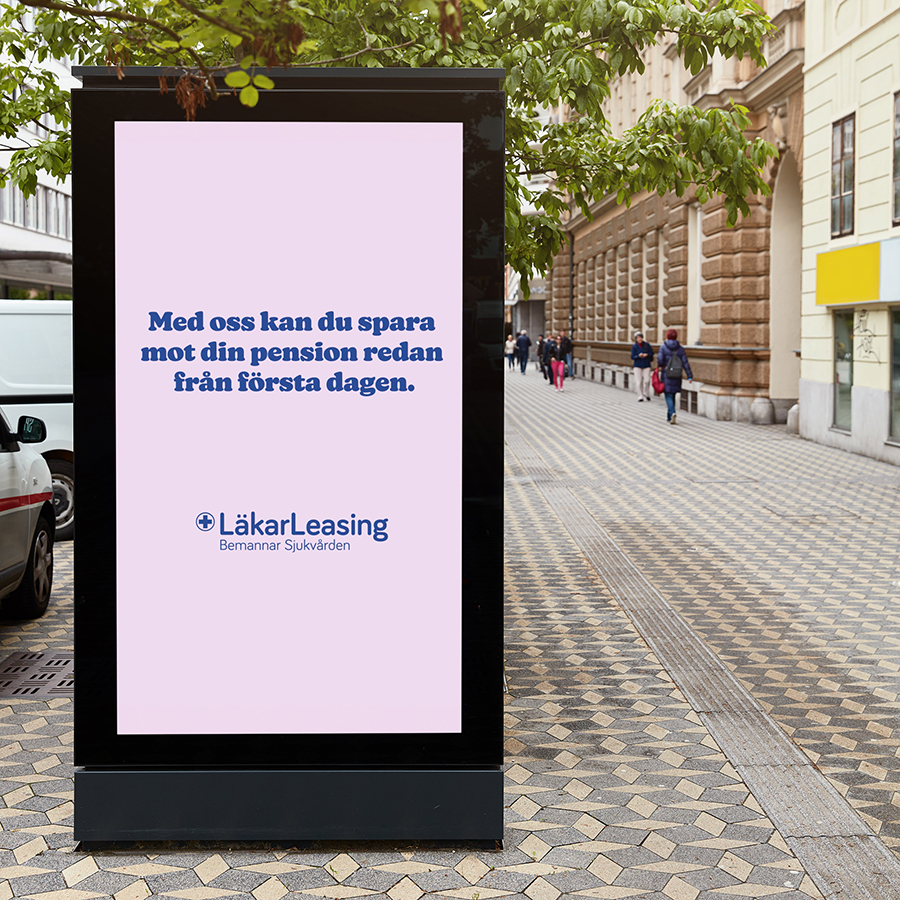 Outdoor billboard, showcasing a image saying "Med oss kan du spara mot din pension redan från första dagen."