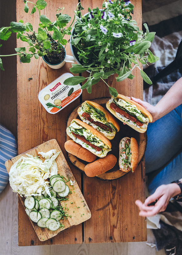 Image of Jalostaja vegan sallads and hot dogs on the table.